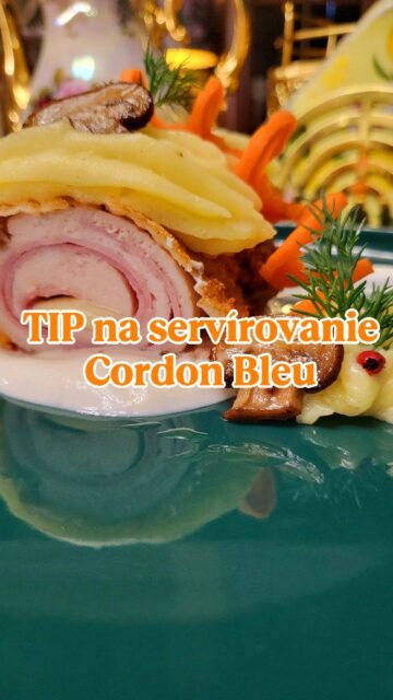 Niekto medituje pri hudbe, ja pri tvorení na tanieri. 🌿 Moja osobná terapia, kde sa čas na chvíľu zastaví a ostáva len detail, chuť a estetika. ✨​Dnes som si takto uložila tento Cordon bleu . Pre mňa je food styling  rovnaké umenie ako samotné varenie. Skúste si aj vy dnes večer vychutnať svoje jedlo nielen chuťou, ale aj očami. 🍽️🎨​Recept na túto chrumkavú dobrotu nájdete v mojom rannom videu. 👩‍🍳​#foodarts #foodstyling #psychohygiena #cordonbleu #dnesjem