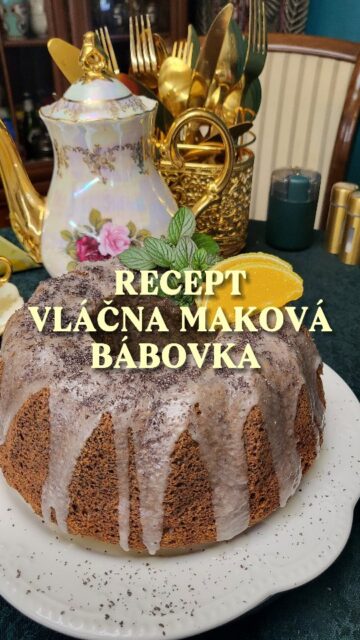VLÁČNA MAKOVÁ BÁBOVKA S CITRÓNOVOU POLEVOU 🍋🖤​Hovorí sa, že pečenie je terapia, a táto bábovka je pre mňa čistá psychohygiena.✨️​Ak máte radi kombináciu maku a sviežeho citróna, toto by ste mali vyskúšať!​🛒 Čo budeme potrebovať?​3 väčšie vajcia alebo 4ks veľ.M​180 g kryštálového cukru​200 g kyslej smotany​120 ml oleja​150 g mletého maku​250 g polohrubej múkyŠtipka soli​1 balíček kypriaceho prášku do pečiva​Nastrúhaná kôra z 1 bio citróna​🍋 Citrónová poleva:​150 g práškového cukru​3 PL citrónovej šťavy​1 ČL horúcej vody (pre extra lesk)​👩‍🍳 Postup:1️⃣ Vajcia vyšľaháme s cukrom do hustej svetlej peny.2️⃣ Zašľaháme kyslú smotanu, olej a citrónovú kôru.3️⃣ Zľahka primiešame mletý mak, štipku soli a múku s práškom do pečiva.4️⃣ Pečieme vo vymazanej a vysypanej forme na 180 °C cca 45-50 minút/podľa rúry (kontrola špajľou).5️⃣ Po vychladnutí bohato polejeme citrónovou polevou.Dobrú chuť! 🧡🍊 #makovababovka #dnespeciem