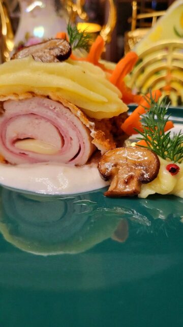 ✨️Dnes u nás rozvoniava klasika v mojom prevedení – Cordon Bleu.✨️​Pre niekoho „len“ rezeň so šunkou a syrom, pre mňa chvíľa sústredenia a radosti z detailu. Lebo verím, že aj nedeľný obed doma môže chutiť a vyzerať ako malý sviatok. 🧡​Dobrú chuť k obedu všetkým! 🥂✨​#taspomarancom #dnesjem #obed  #foodstyling #cordonbleu