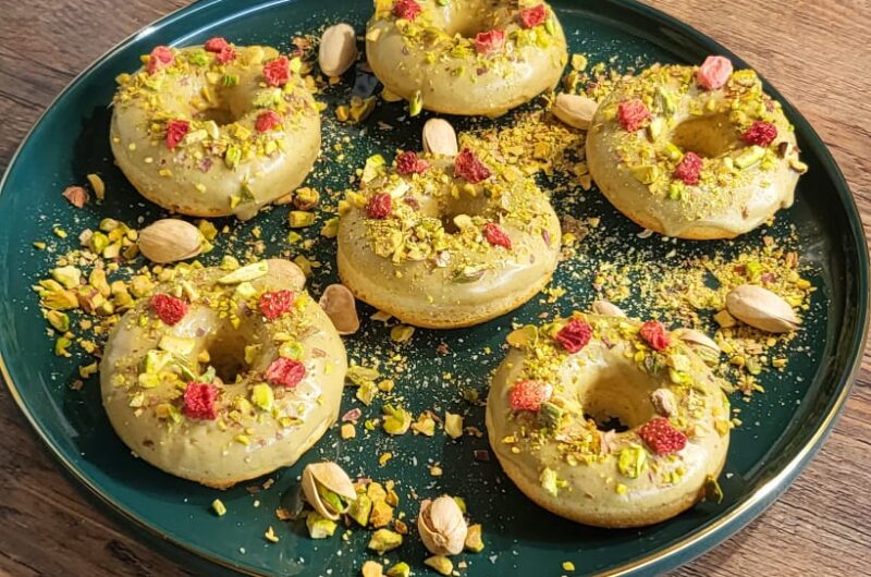 Súboj chutí z jednej rúry: Nadýchané pečené donutky s pistáciami a Lotusom