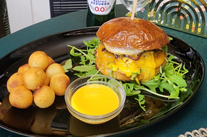 Domáci „Pod pomarančom“ Burger s tekutým cheddarom 🍔