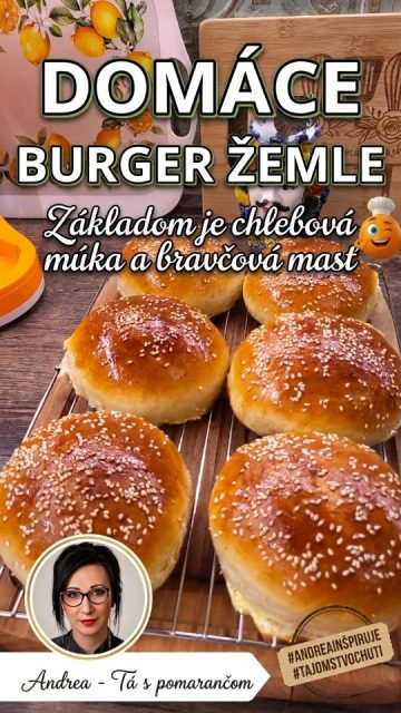 Hľadáte tajomstvo dokonale mäkkých a nadýchaných burger žemlí, ktoré udržia šťavnaté mäso a nerozpadnú sa? 🍔
​Zabudnite na kupované polotovary. Základom tohto receptu je kombinácia chlebovej múky (T650) a bravčovej masti. Práve masť dodá cestu neskutočnú vláčnosť a jemnosť, ktorú maslom nedosiahnete.
​Uložte si recept a vyskúšajte ho pri najbližšej grilovačke. 👇
​Suroviny (10–12 ks):
​680 g hladkej múky T650
​200 ml vlažného mlieka + 200 ml vlažnej vody
​1 balíček sušeného droždia (7 g) alebo 1/2 čerstvého
​1 ČL krupicového cukru
​2 ČL soli
​50 g bravčovej masti (roztopenej)
​1 vajce
​Na potretie: 1 žĺtok + 3 PL mlieka, sezam
​Stručný postup:
​Kvások: V troche mlieka a vody rozmiešame cukor a droždie. Necháme 10–15 min vzkypieť.
​Cesto: K múke a soli pridáme vajce, zvyšnú vodu a mlieko, masť a kvások. Vypracujeme hladké, pružné cesto (v robote 5–8 min).
​1. kysnutie: Prikryté necháme kysnúť cca 1 hodinu (kým nezdvojnásobí objem).
​Tvarovanie: Rozdelíme na 10–12 guliek, uložíme na plech a dlaňou ich jemne sploštíme (nechceme vysoké gule, ale širšie žemle).
​2. kysnutie: Na plechu necháme podkysnúť ešte 20–30 min.
​Pečenie: Potrieme žĺtkom s mliekom, posypeme sezamom a pečieme na 220 °C (horný/dolný ohrev) cca 15–17 minút. Sledujte ich už po 12 minútach.
​Po upečení necháme vychladnúť na mriežke.
 Celý detailný postup a tipy nájdete na mojom blogu, link v BIO 🍊 🧡
​#burgerzemle #domacepecenie #pečiemdoma #domaciburger